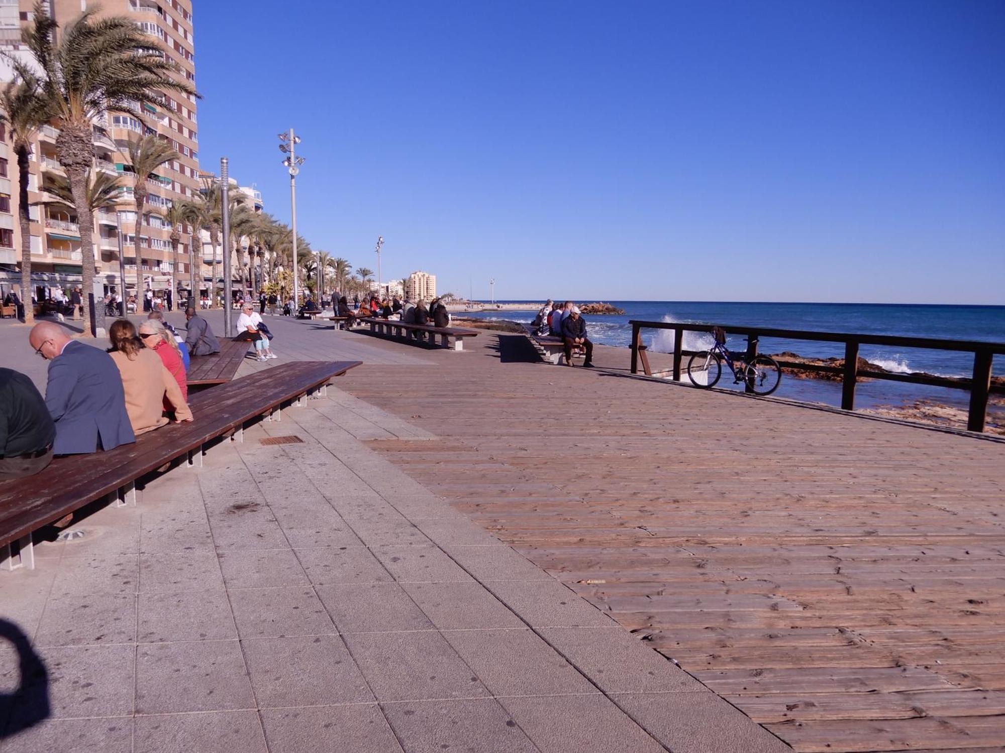 Edificio 1º Linea De Playa, En Paseo Maritimo De Torrevieja, Alicante, Costa Blanca Appartement *